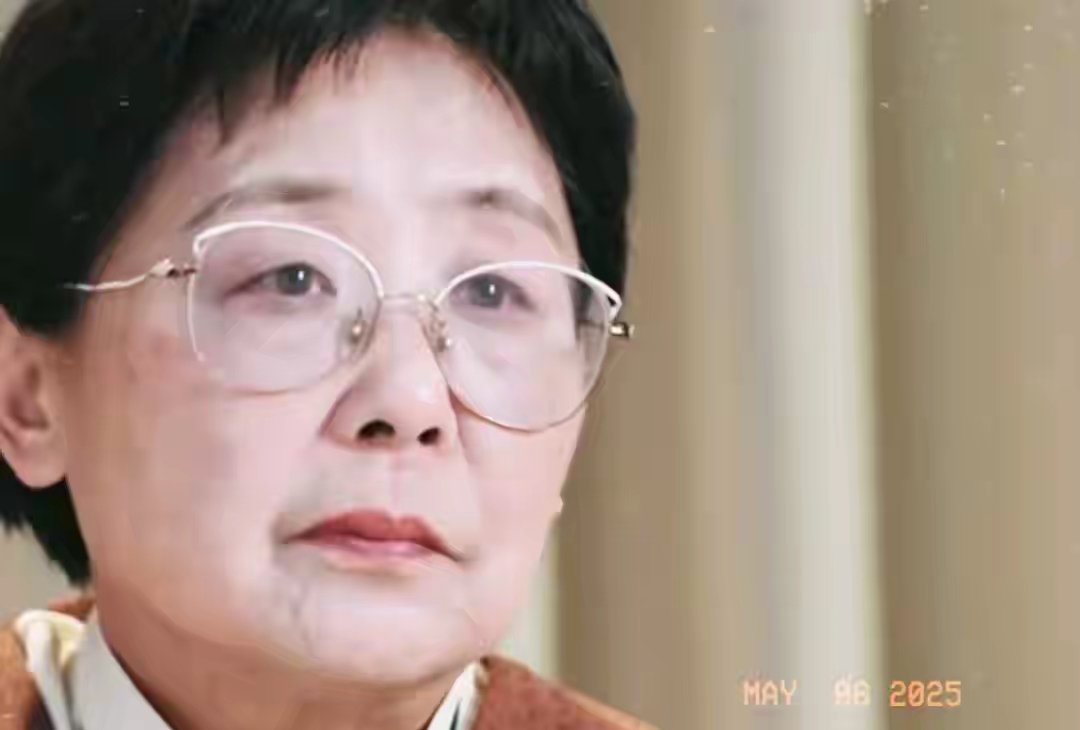 【热搜】惊！黄圣依母亲竟盼女儿活成普通人，豪门梦碎了？-爱乐享资源网