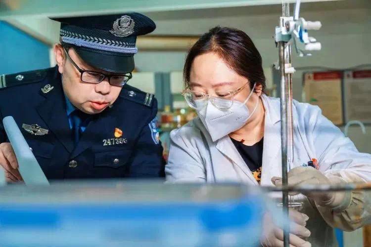 【资讯】年薪10万却长期出入高档娱乐场所、购多处房产-爱乐享资源网