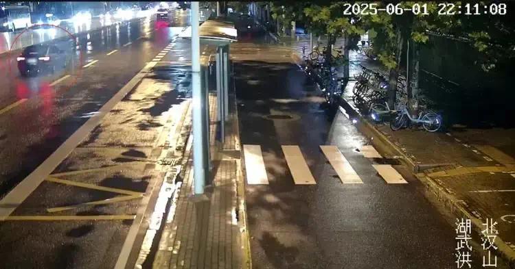 【资讯】嫌1500元机票贵，男子连偷8辆车返乡，开到没油就换车-爱乐享资源网