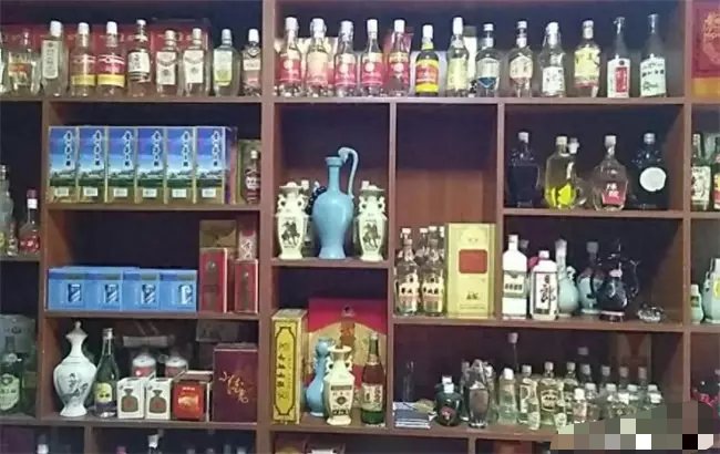 【资讯】广东75岁老板晒藏酒，40年酒龄，满屋的老酒-爱乐享资源网