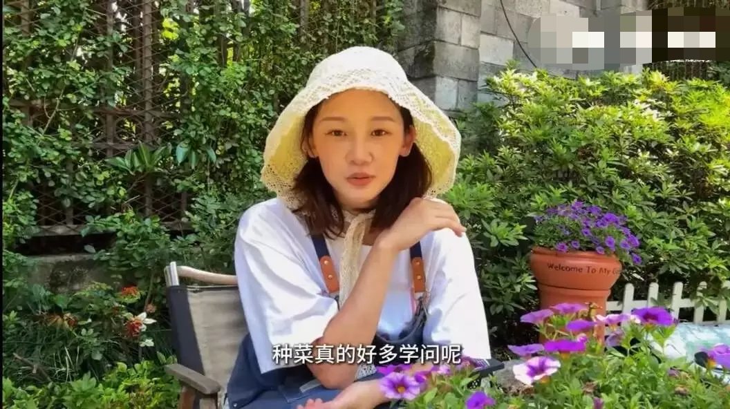 【资讯】郑恺苗苗三胎女儿首曝光！2岁“小公主”浇菜萌翻网友-爱乐享资源网