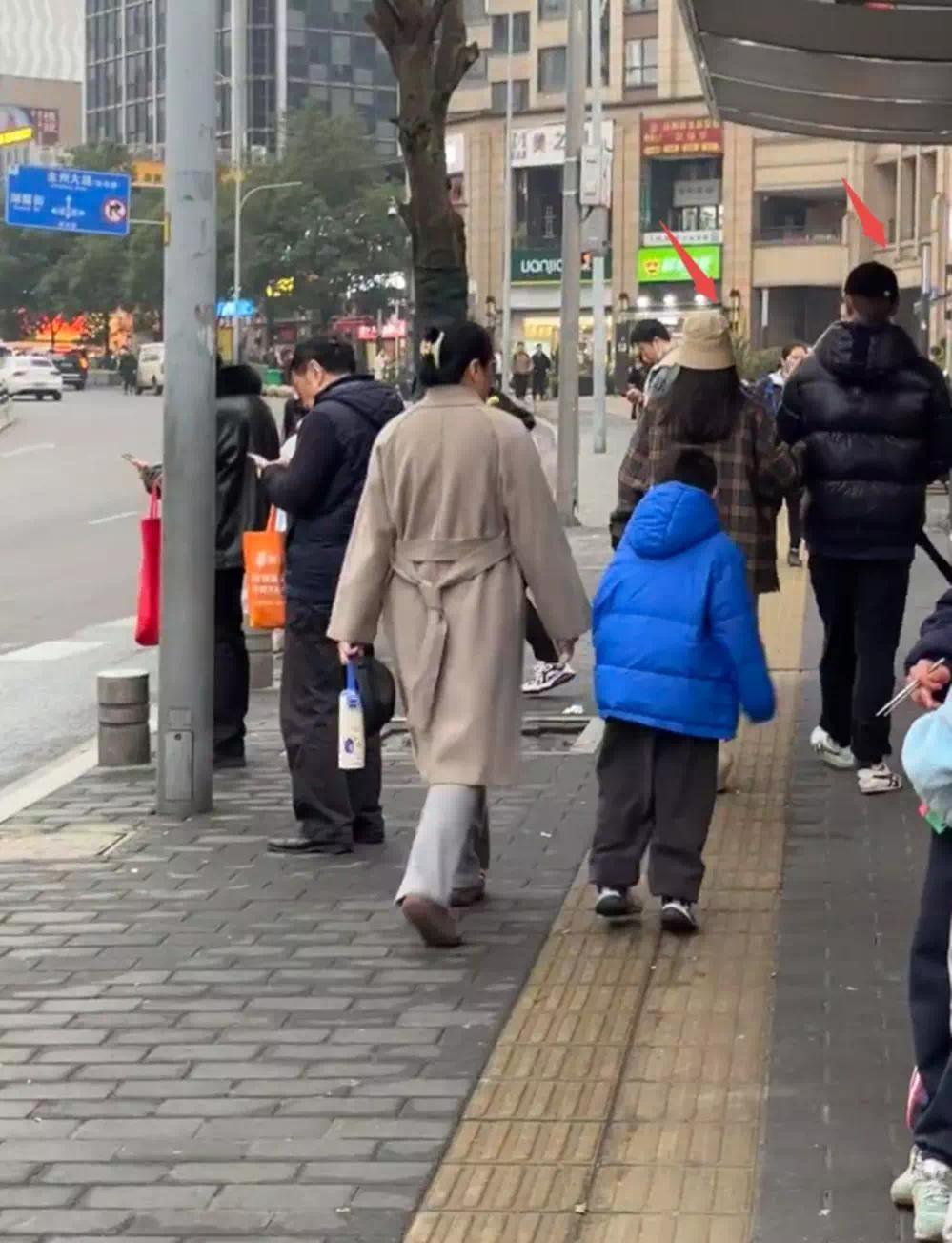【资讯】任重孙骁骁牵手逛街隐婚已有一女-爱乐享资源网