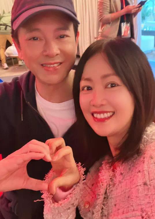 【资讯】梁小冰晒和老公陈嘉辉近照庆结婚25周年：开心跟你环游世界-爱乐享资源网