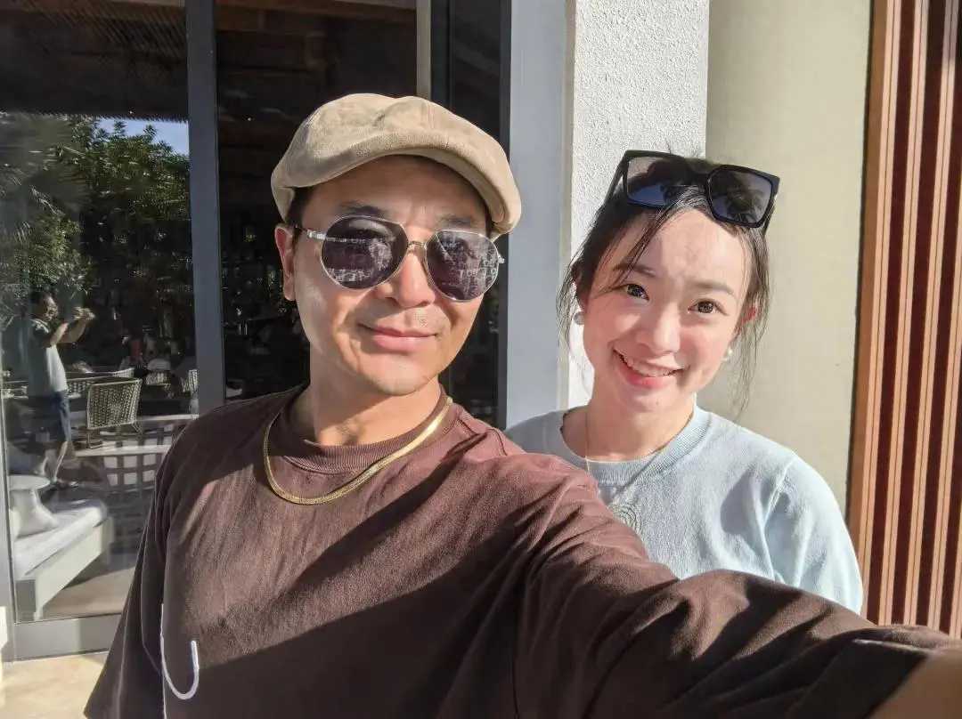 【热搜】49岁吴樾在深圳旅游，脸部素颜，打扮老气怪异，看起来苍老-爱乐享资源网
