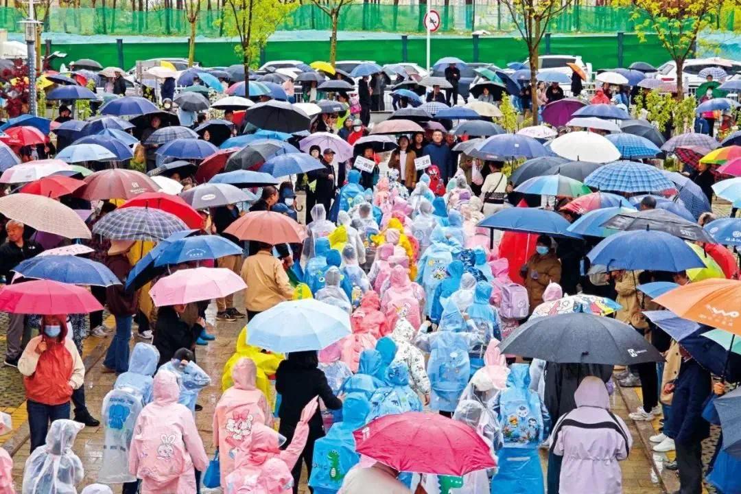 【资讯】人民日报评论：“下班接娃”，咋就这么难？-爱乐享资源网