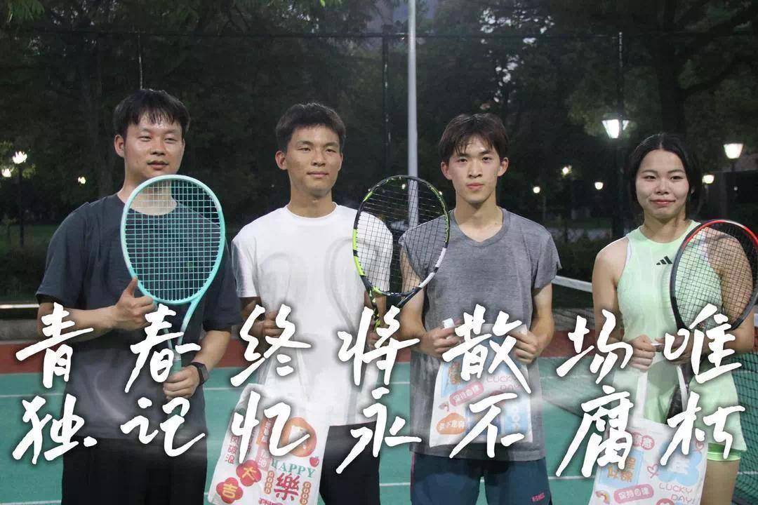 【资讯】球衣配学士服！这群大学毕业生“约球”谢师恩-爱乐享资源网
