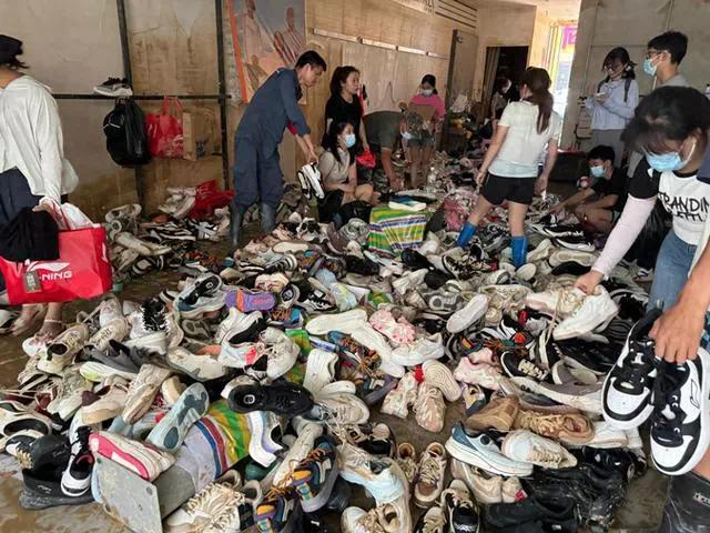 【资讯】榕江泡水鞋服低价甩卖，商家拒爱心网购：不想赚这个钱-爱乐享资源网