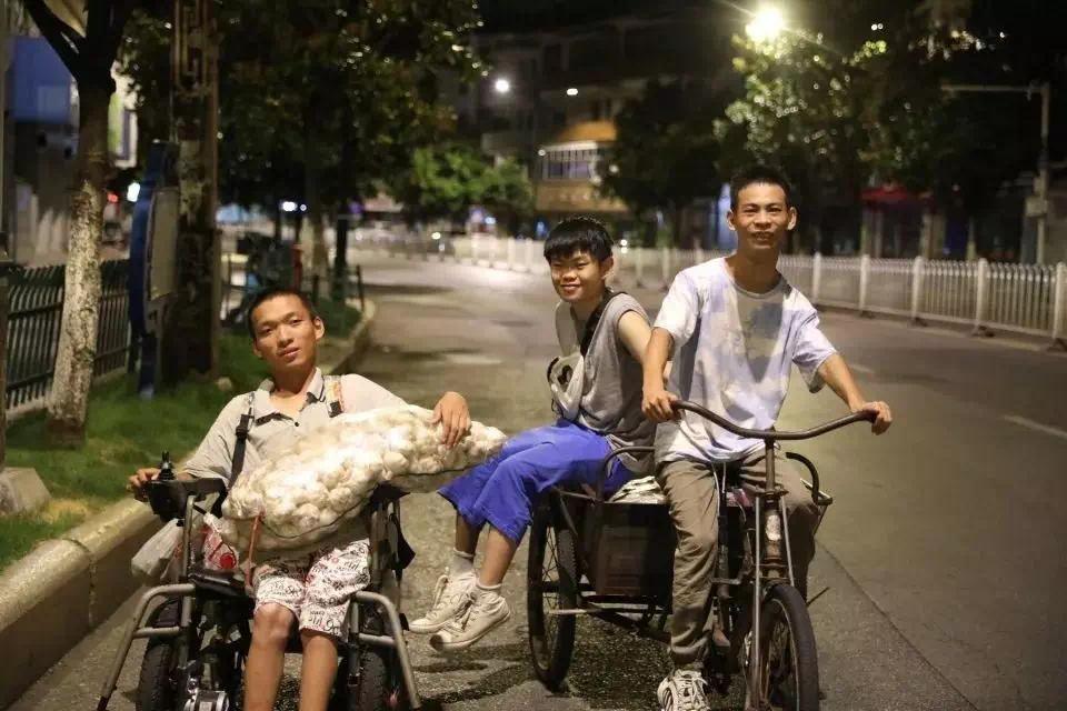 【资讯】3名00后脑瘫少年摆摊卖大蒜：凌晨三点起床，还干过摆摊-爱乐享资源网
