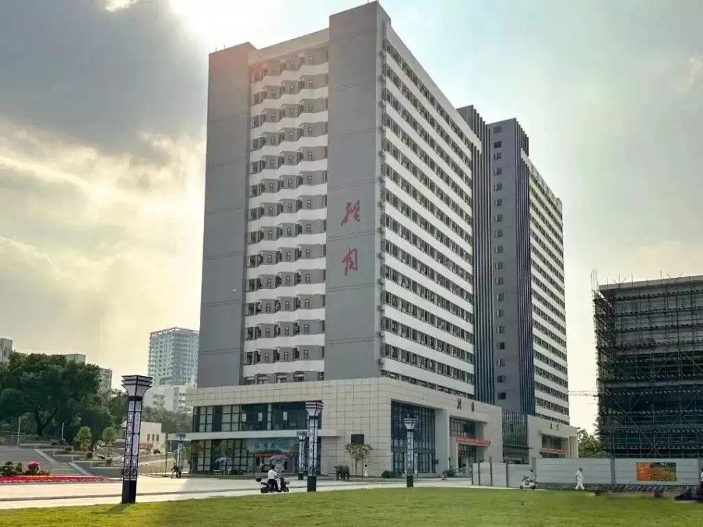 【资讯】高校宿舍楼变酒店”，与招生宣传不符？考虑过学生吗？-爱乐享资源网