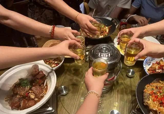 【资讯】多年没联系的同学请客喝酒，还好自己没有去，不然还得破费-爱乐享资源网