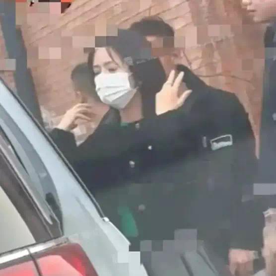 【资讯】佟丽娅9岁儿子朵朵探班父亲，身高惊人成长迅速-爱乐享资源网