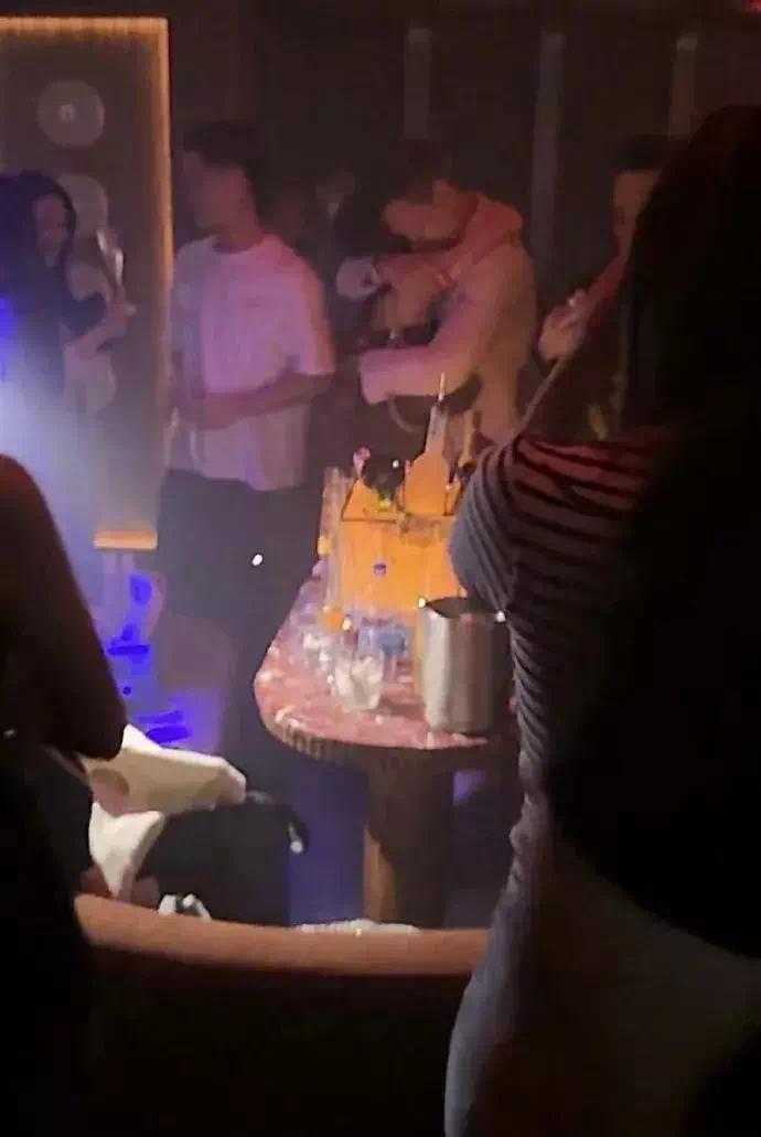 【资讯】胡杏儿与李乘德交往3个月后闪婚，称自己对他“一见钟情”-爱乐享资源网