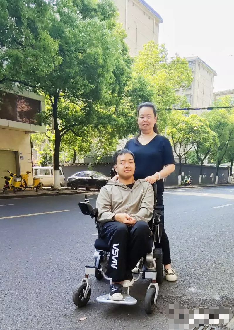 【资讯】长沙“轮椅男孩”考研被拟录取了!单亲妈妈陪读16年-爱乐享资源网