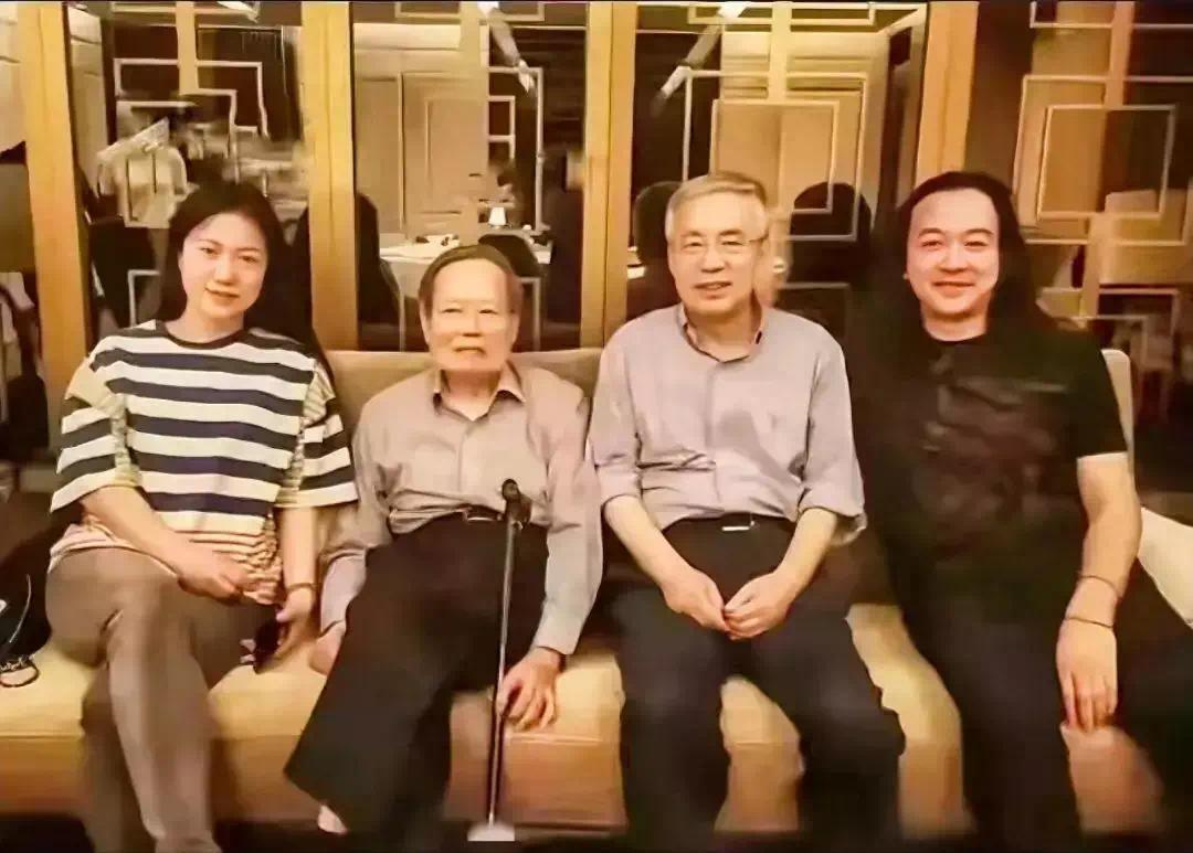 【资讯】103岁杨振宁寿辰全家福曝光，49岁翁帆气质如少女-爱乐享资源网