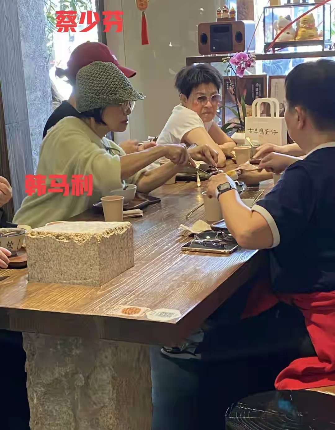 【热搜】蔡少芬现身珠海，顶着烈日逛街，排队买鸡蛋仔，被老板大赞性-爱乐享资源网