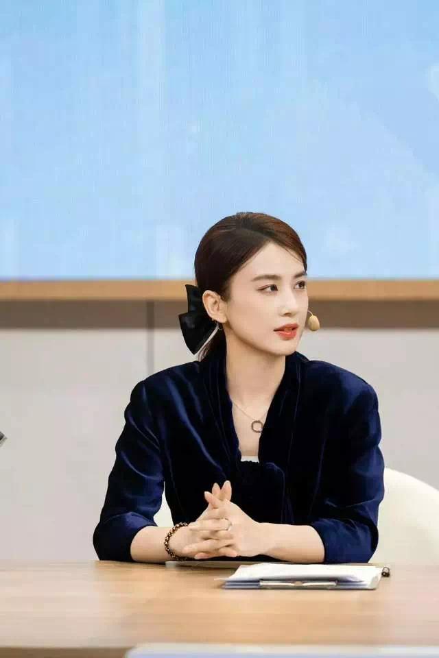 【资讯】42岁黄圣依带74岁老妈录综艺，染黑发很优雅-爱乐享资源网