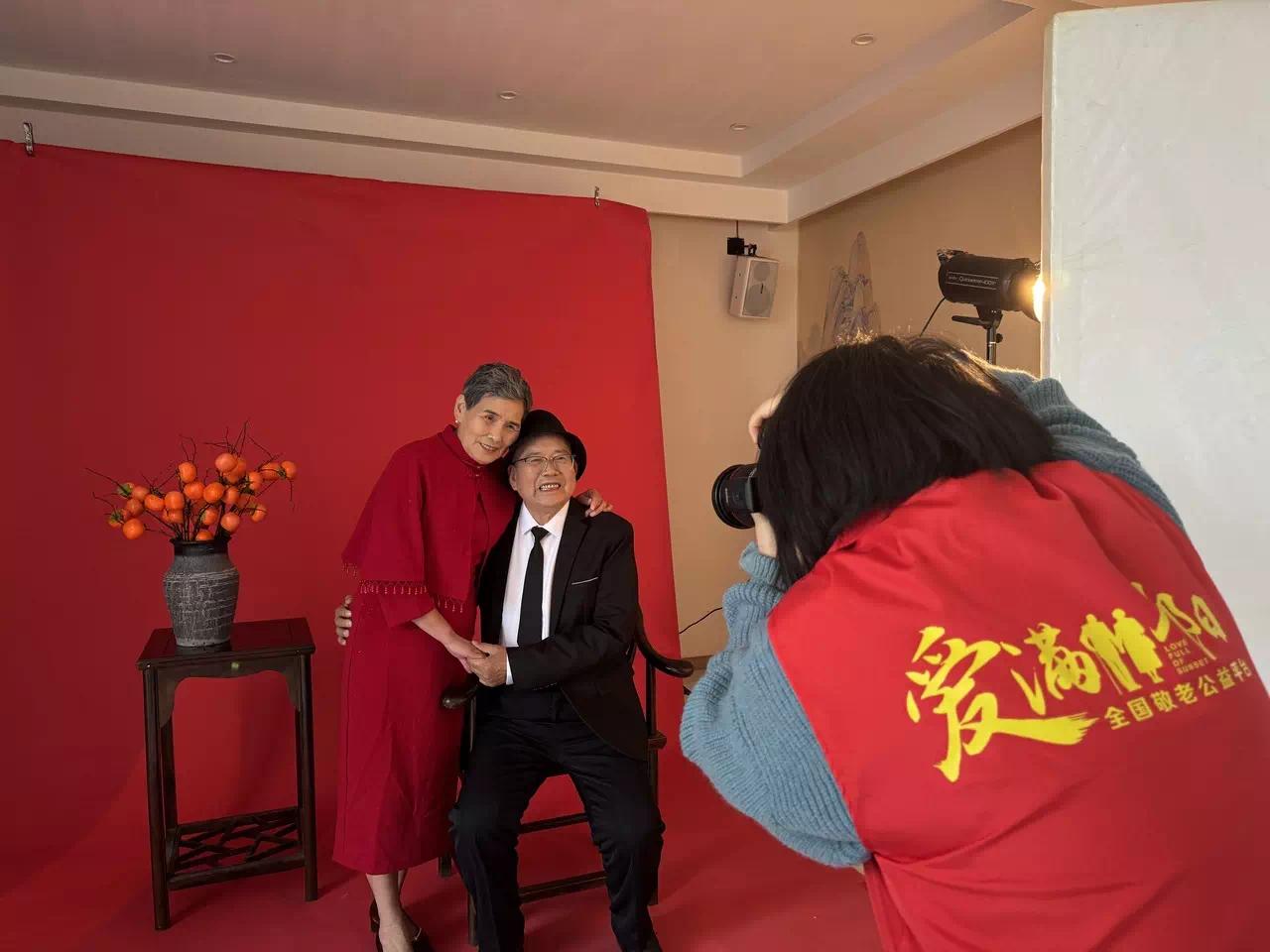 【资讯】往那一站就是爱情的模样，49年后他们终于拍了婚纱照-爱乐享资源网