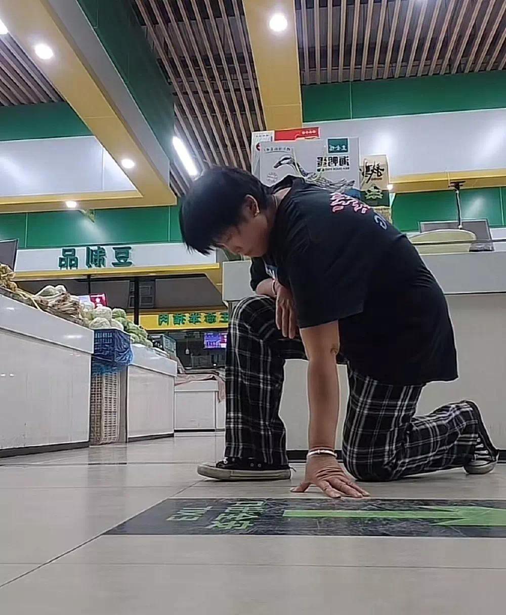 【资讯】54岁卖菜大妈跳霹雳舞出圈：46岁开始自学-爱乐享资源网