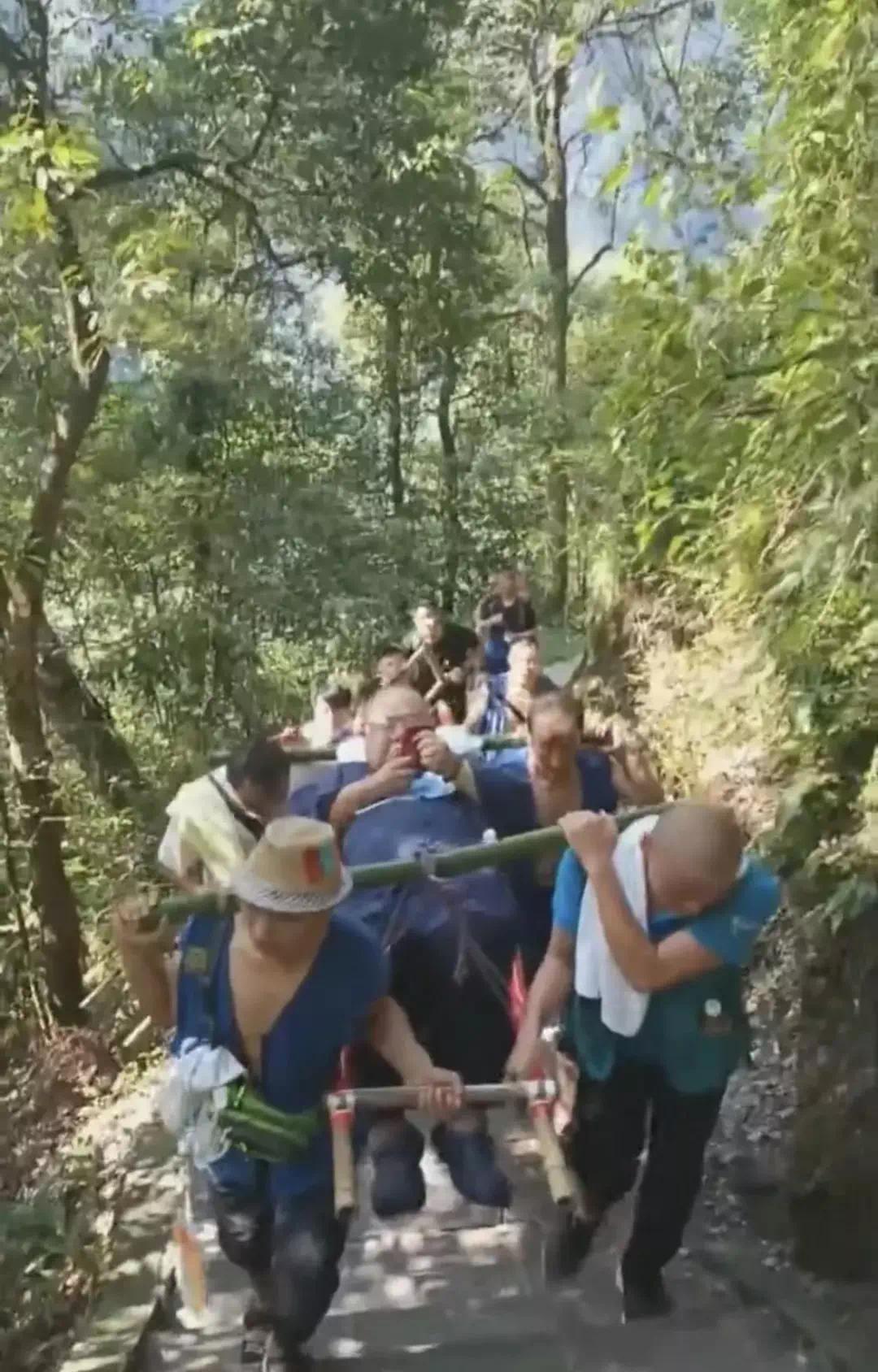【资讯】263斤男子请9名轿夫抬滑竿上峨眉山：花了22100元-爱乐享资源网