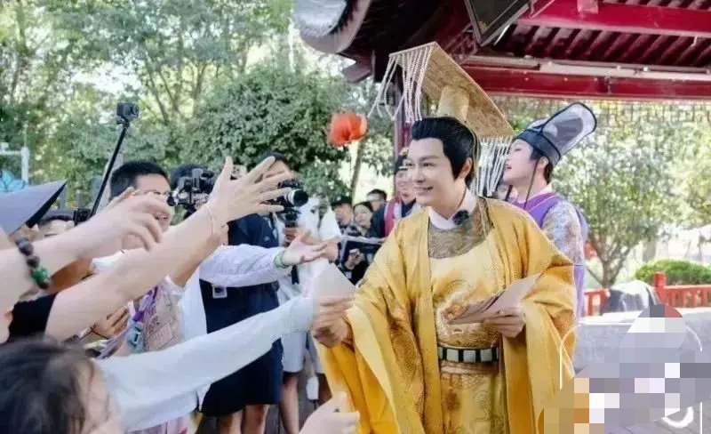 【资讯】多位演员在景区打“暑假工”，网友：60岁，正是闯的年纪-爱乐享资源网